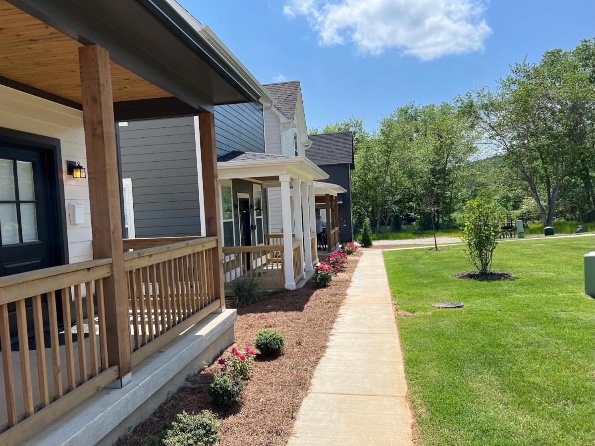 New Centennial Park Luxury Smart Home W Courtyard Fayetteville Ngoại thất bức ảnh